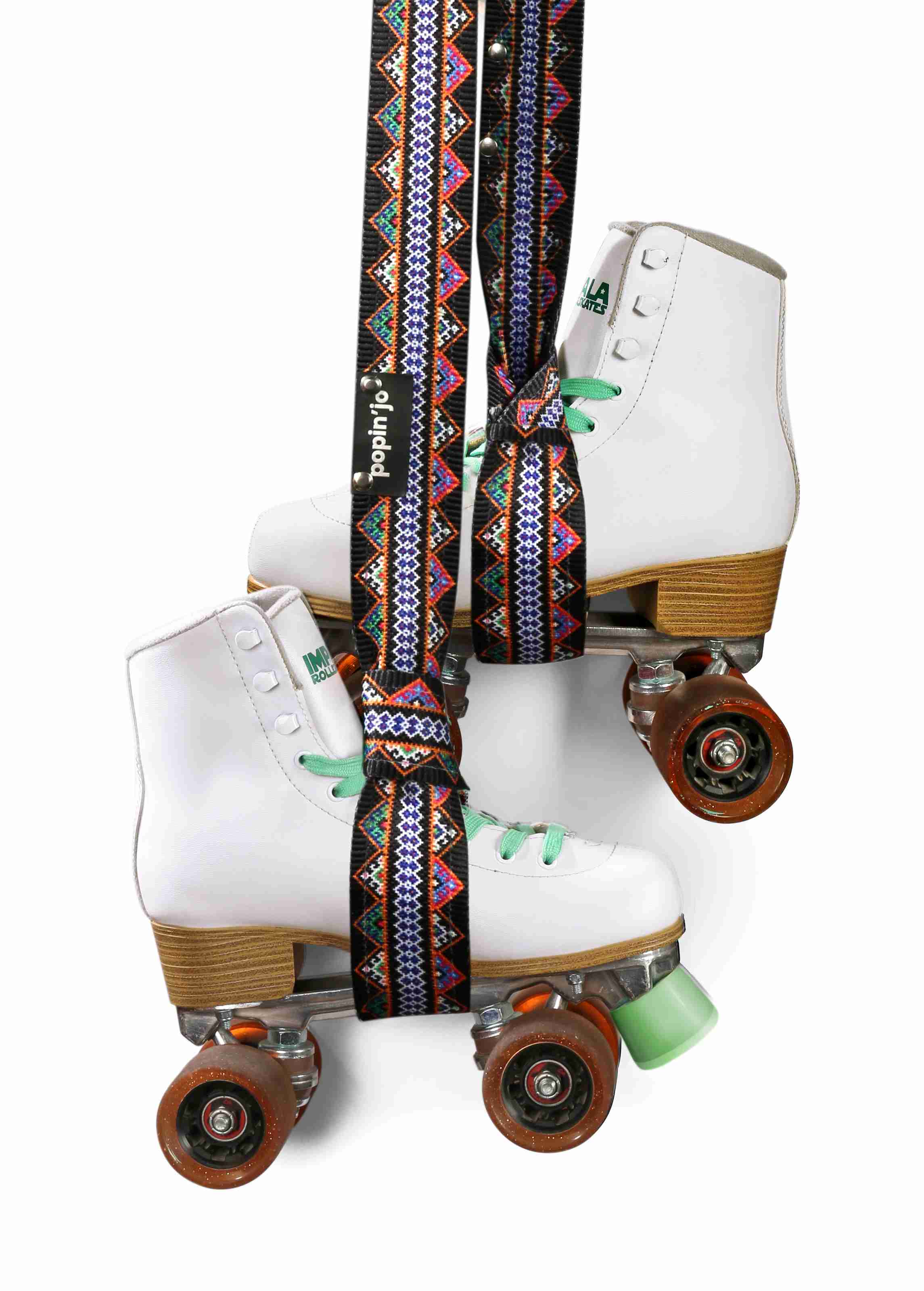 roller skate leash bordure with roller skates